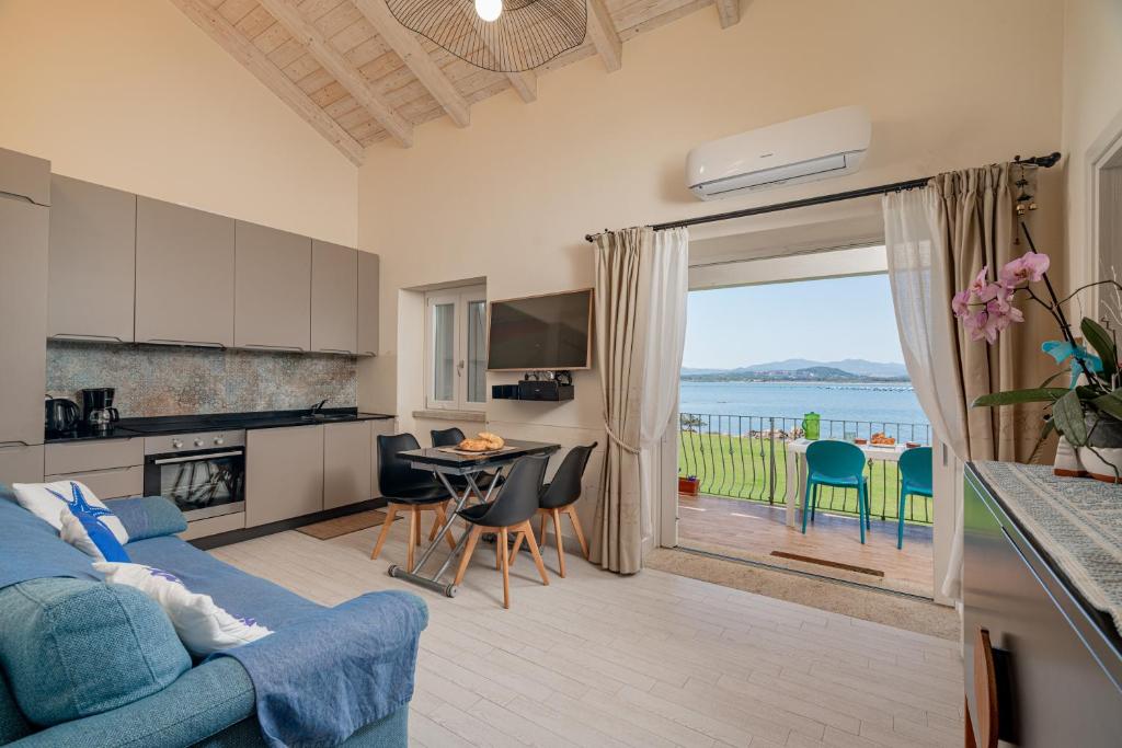 Kuchyň nebo kuchyňský kout v ubytování Case al mare di Cala Saccaia