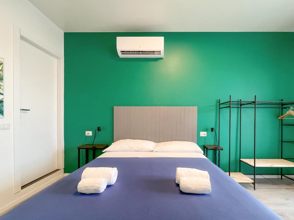 Postel nebo postele na pokoji v ubytování RRRapido Colorful Rooms - Assago