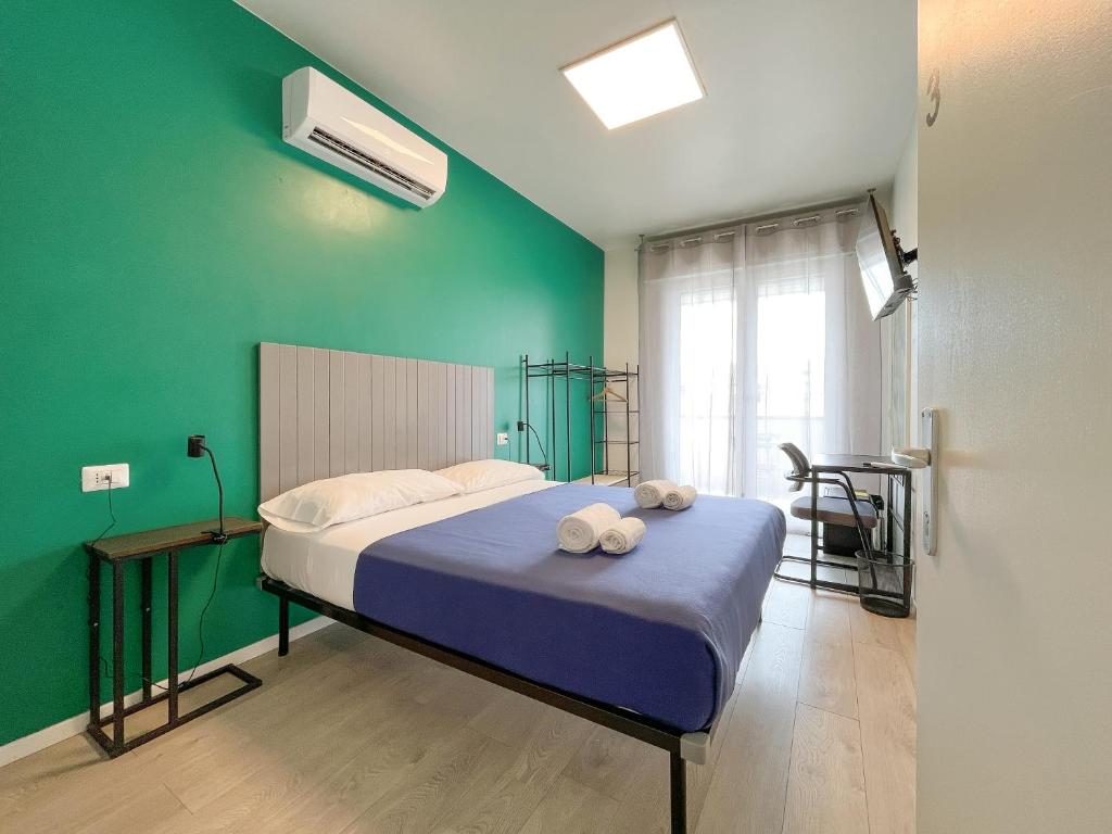 Postel nebo postele na pokoji v ubytování RRRapido Colorful Rooms - Assago