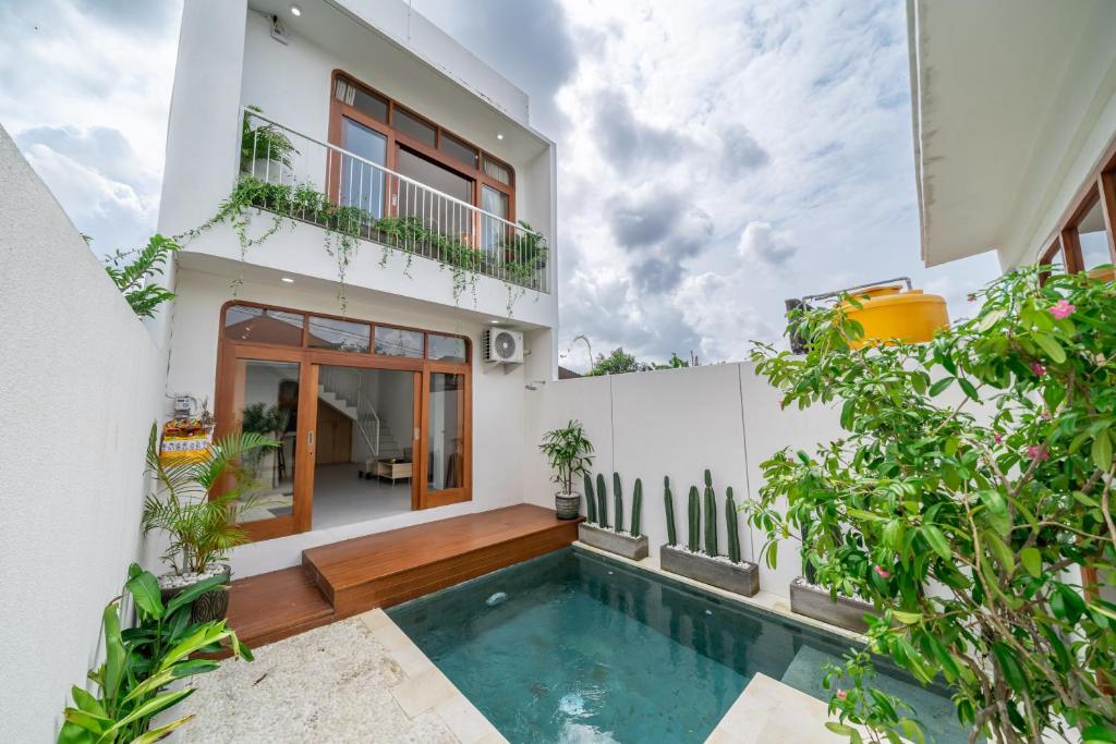 DalungにあるRumah Fantasia Luxury Villa 2BR With Poolの裏庭にプールがある家