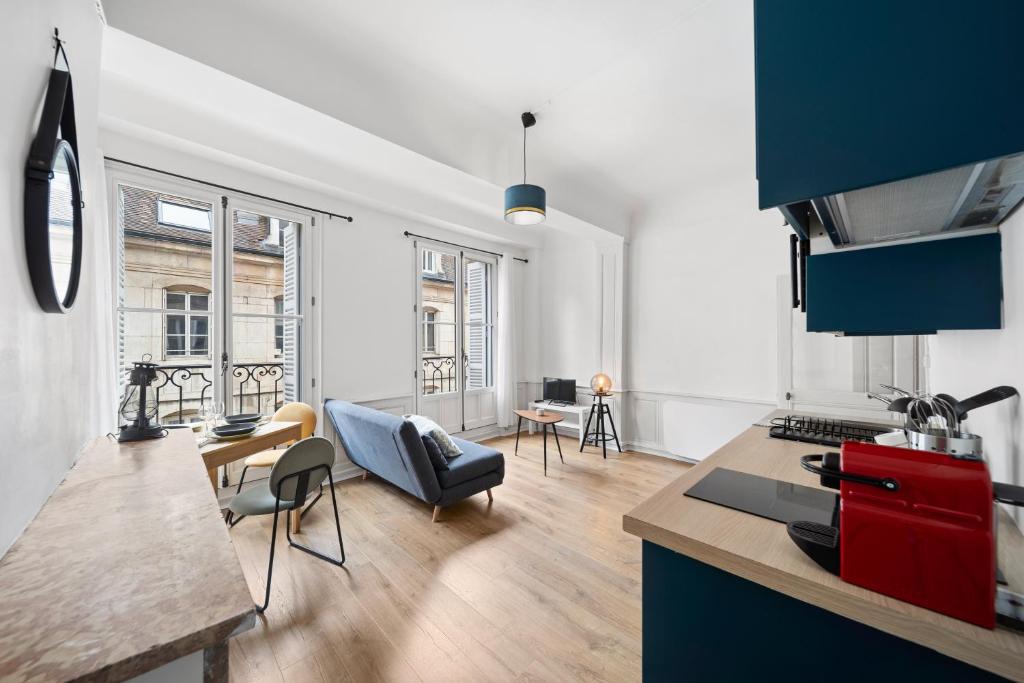 Cet appartement comprend une cuisine et un salon. dans l'établissement Confort & Calme - Appartement Centre Historique - Tout équipé, à Dijon