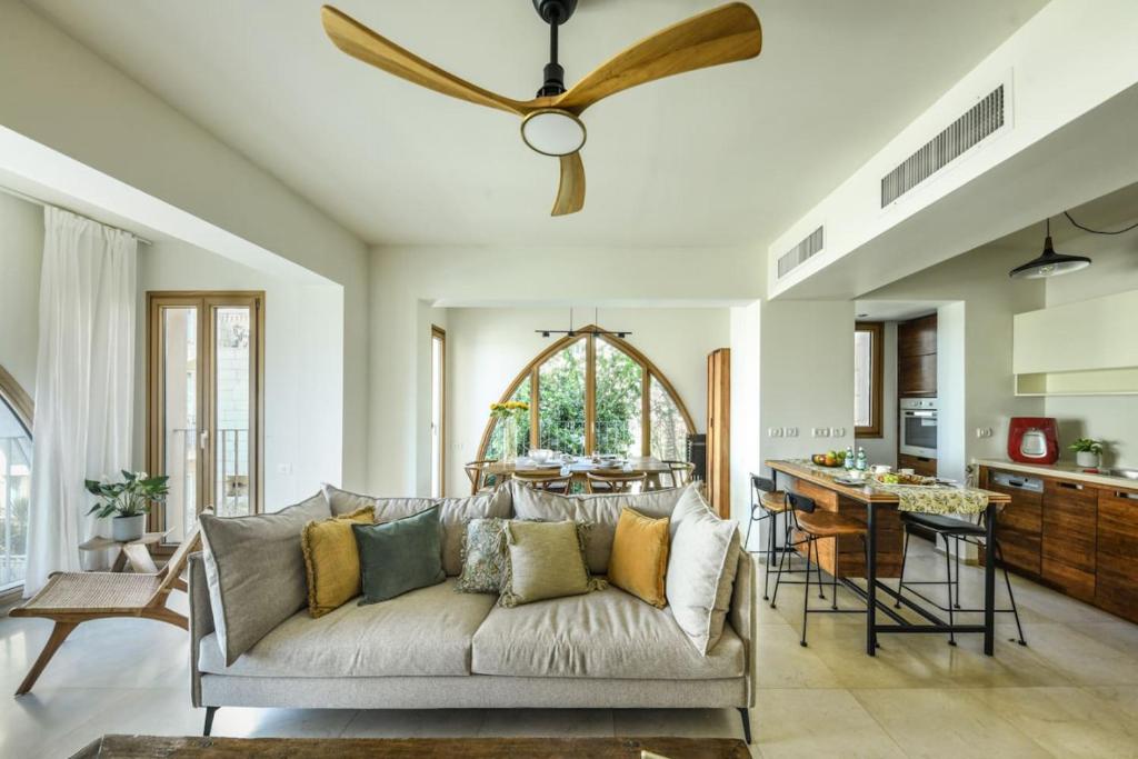 Posezení v ubytování Breathtaking 3 BR Apt w Sea View in Central Jaffa with Mamad by Sea N' Rent