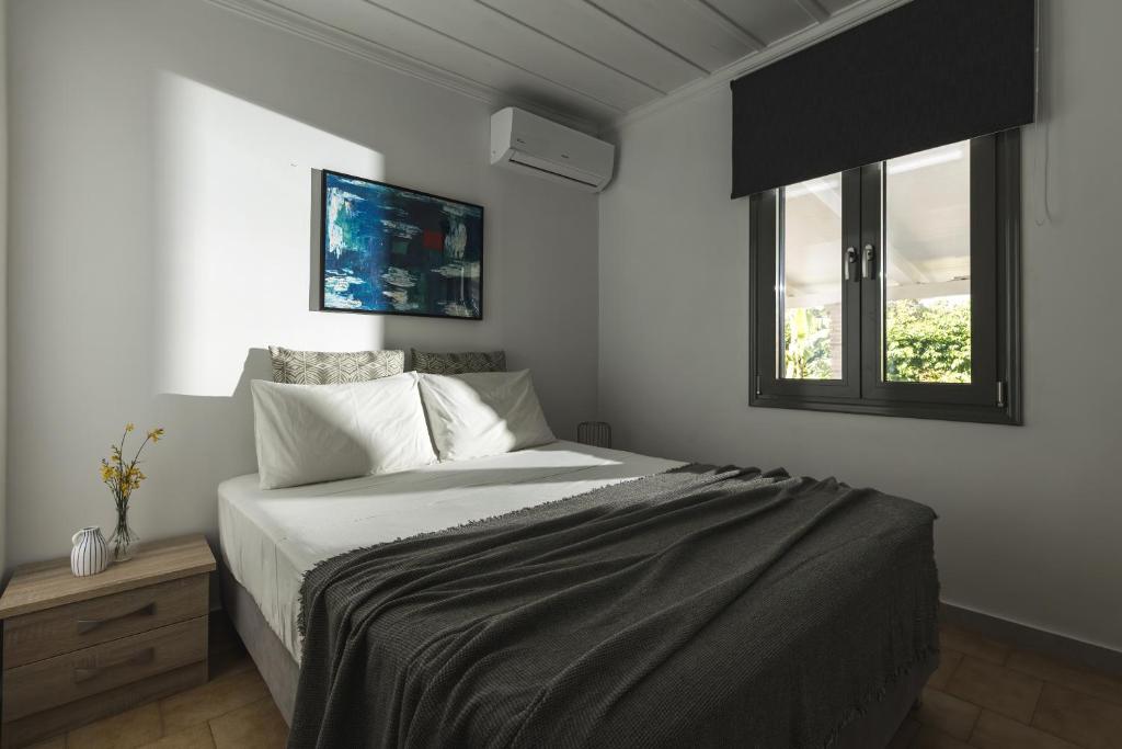 Ein Bett oder Betten in einem Zimmer der Unterkunft Binios Villa - private pool, walking distance from the Beach