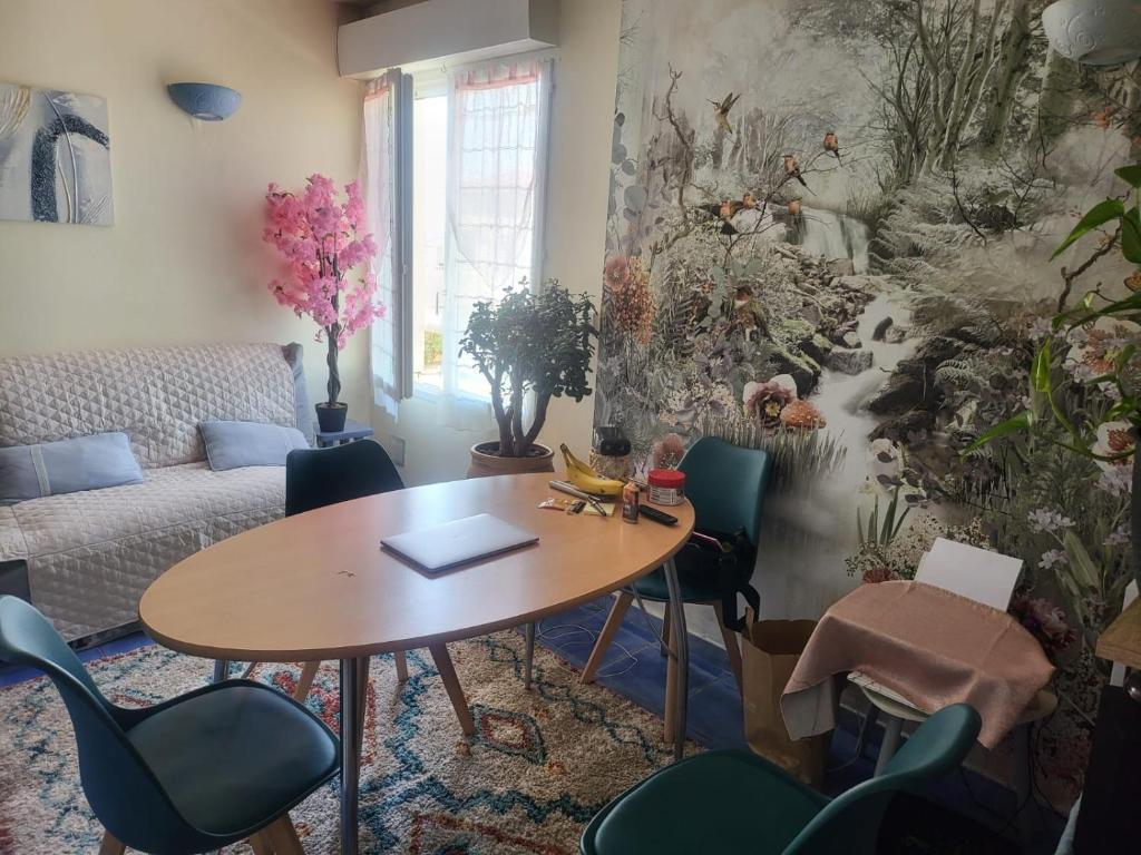 un salon avec une table et des chaises dans l'établissement Port, à Narbonne-Plage