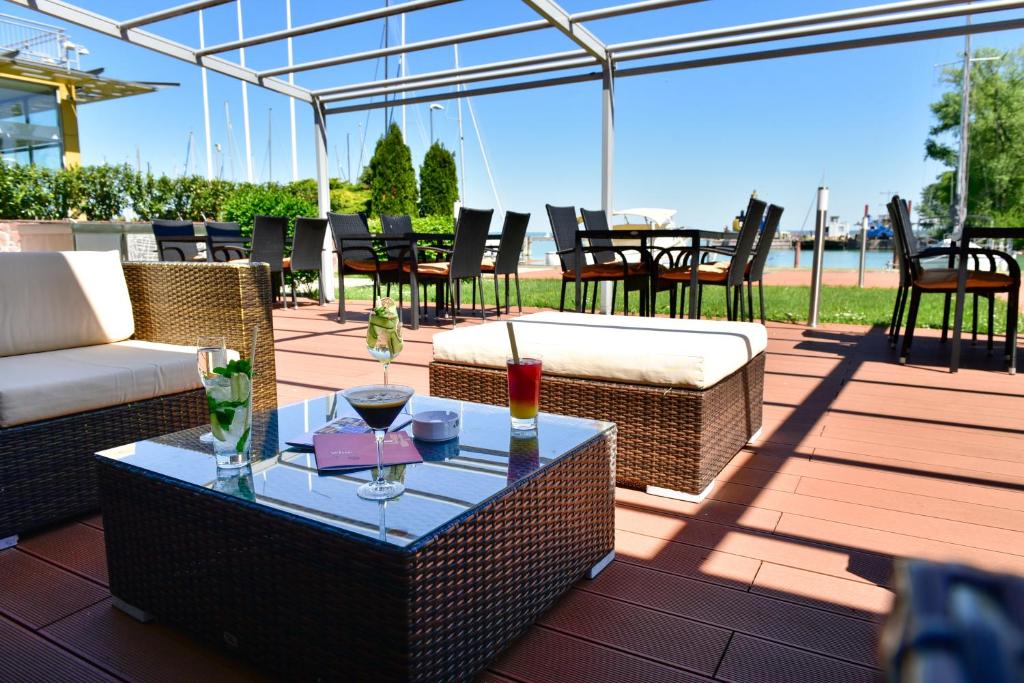 Balkón alebo terasa v ubytovaní Hotel Yacht Wellness & Business