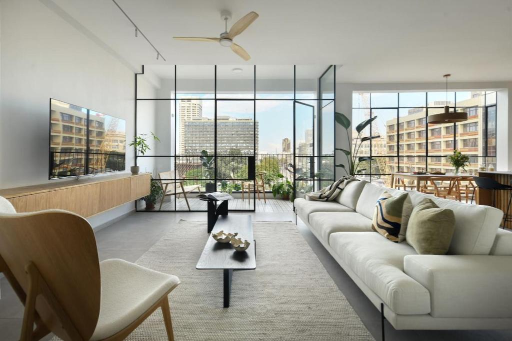 Setusvæði á Picturesque 3BR Apt w Panoramic Views in Tel Aviv with Shelter by Sea N' Rent
