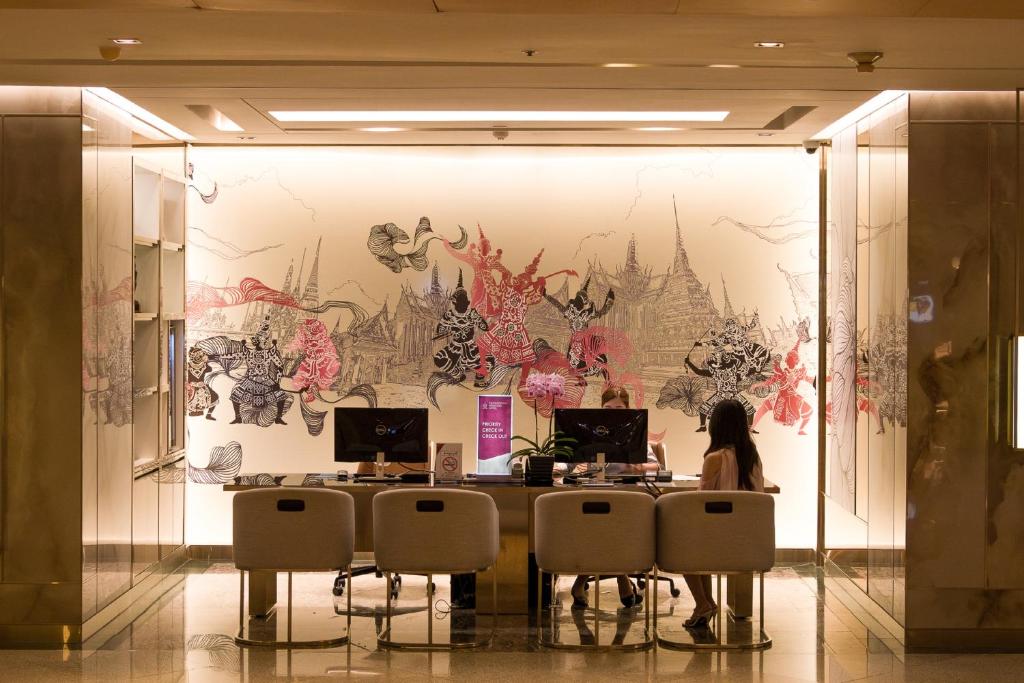 TV a/nebo společenská místnost v ubytování Pathumwan Princess Hotel - SHA Extra Plus Certified