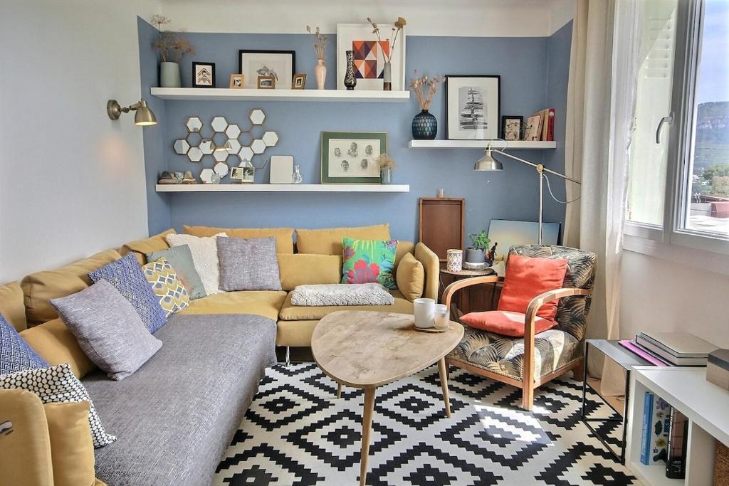 un salon avec un canapé et une table dans l'établissement Cassis Centre, proximité port, plages et calanques, à Cassis