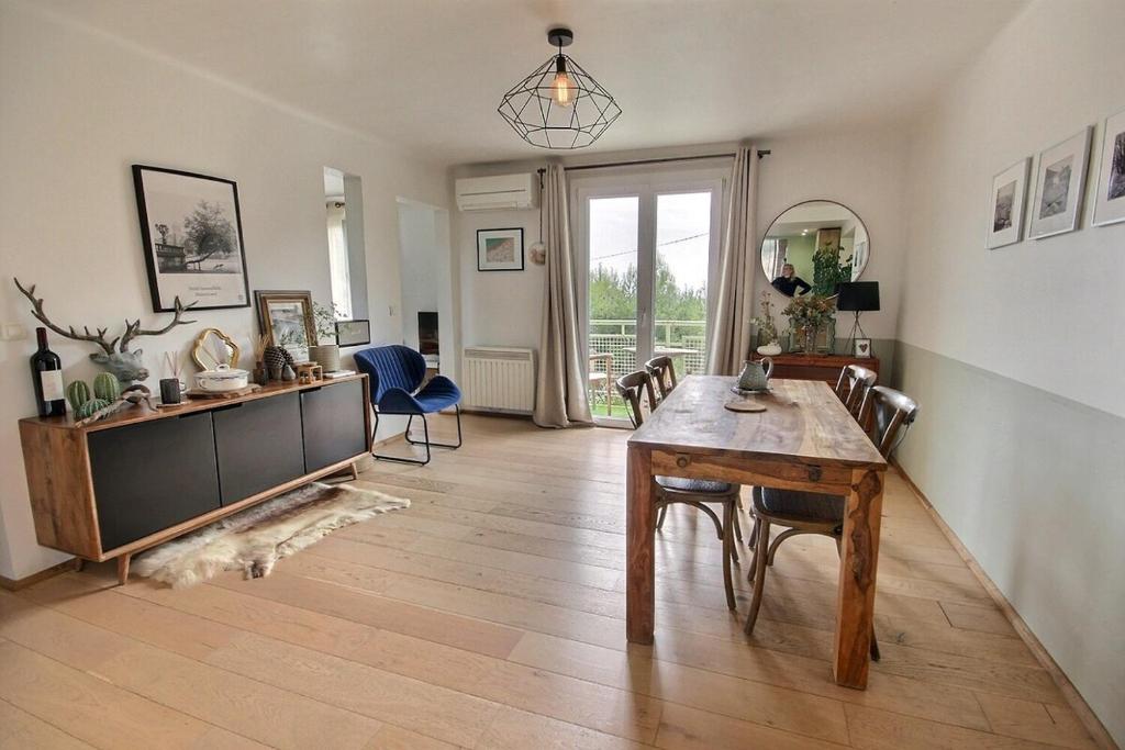 a living room with a wooden table and chairs at Cassis Centre, proximité port, plages et calanques in Cassis