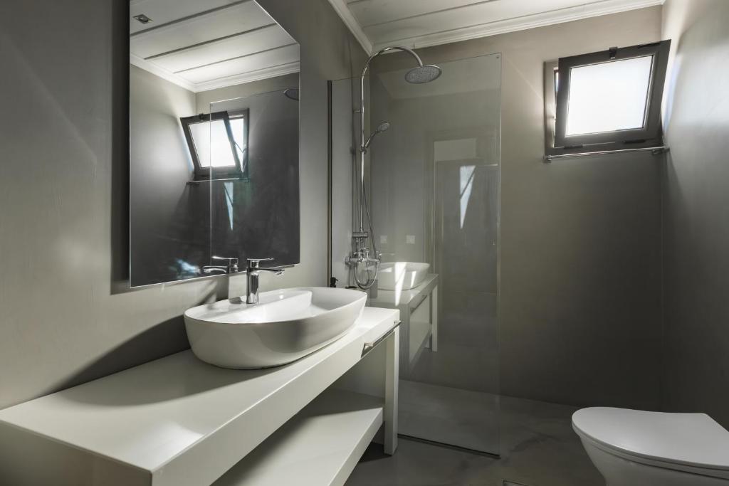 Ein Badezimmer in der Unterkunft Binios Villa - private pool, walking distance from the Beach