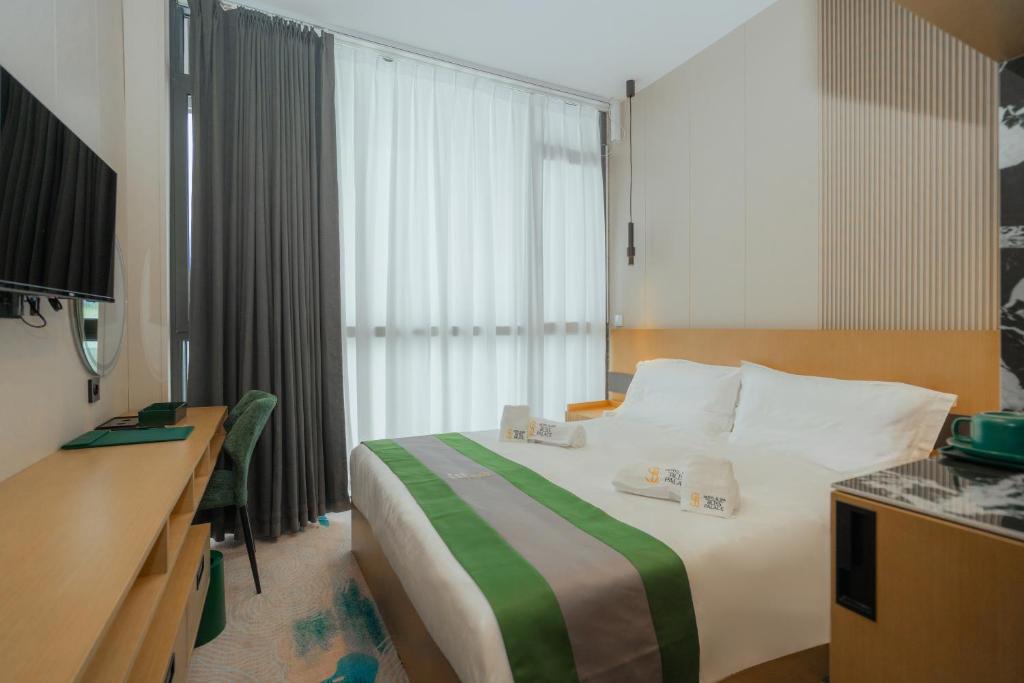 Postel nebo postele na pokoji v ubytování Bliss Palace Hotel & Spa