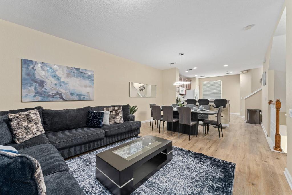 Et opholdsområde på 3 Suites Near Universal Resort Intl Drive