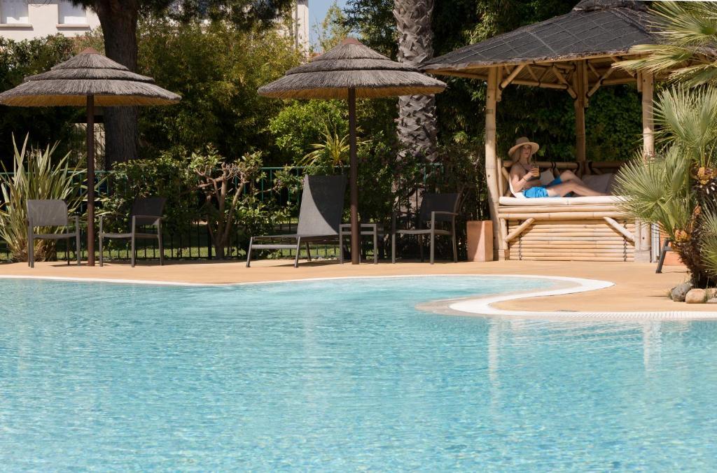 Bazén v ubytování Le Cottage - Hotel & Spa nebo v jeho okolí