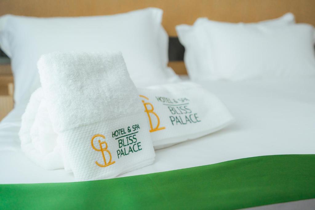 Postel nebo postele na pokoji v ubytování Bliss Palace Hotel & Spa