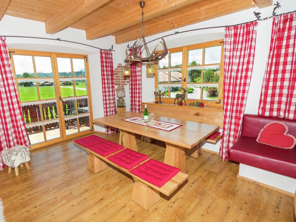 Posezení v ubytování Alluring Holiday Home in Ubersee with Whirlpool
