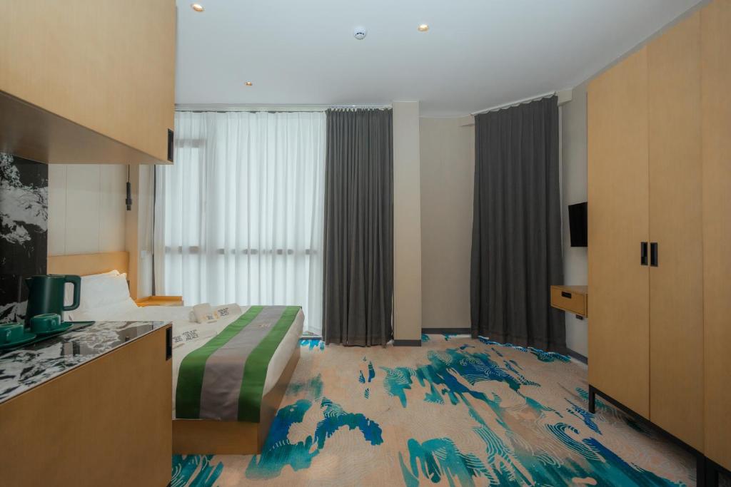 Postel nebo postele na pokoji v ubytování Bliss Palace Hotel & Spa