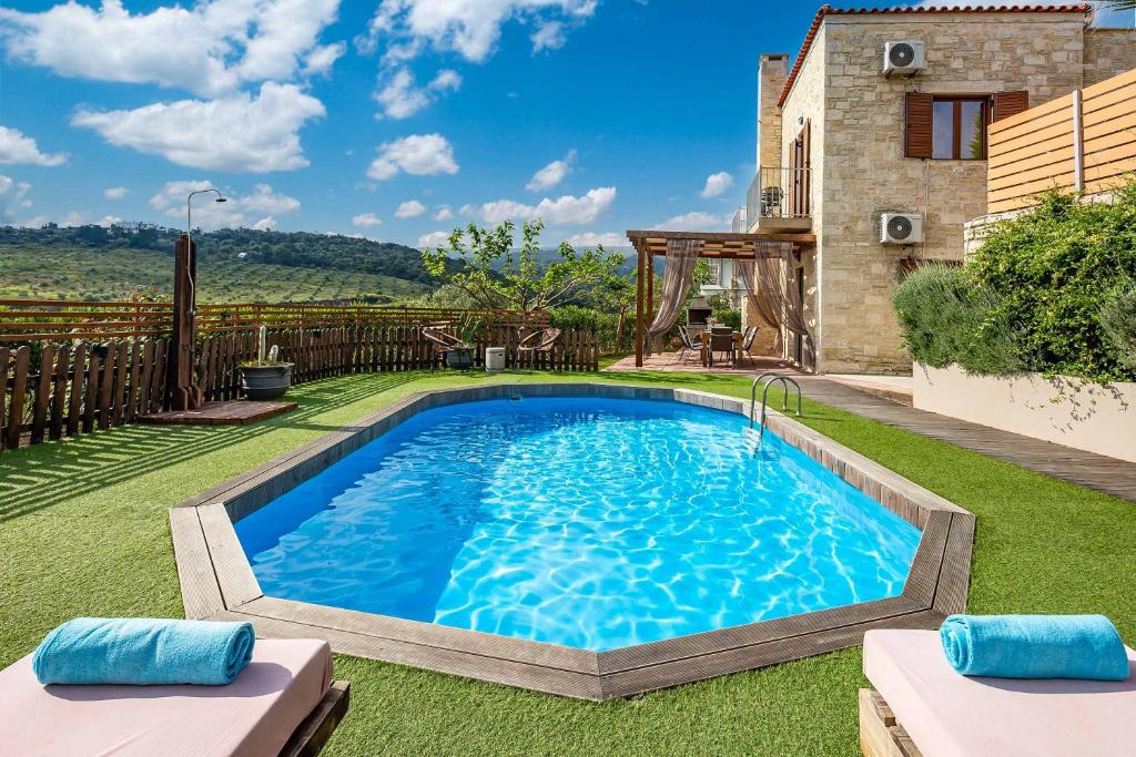 una piscina en el patio de una casa en Villa Erato Klio, en Kiriánna