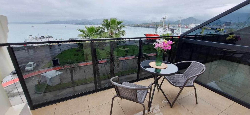 Balkón nebo terasa v ubytování Emerald Hotel