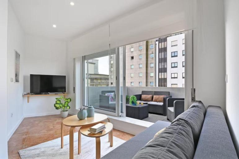 un salon avec un canapé et une grande fenêtre dans l'établissement Apartamento Ponte D Luís, à Vila Nova de Gaia