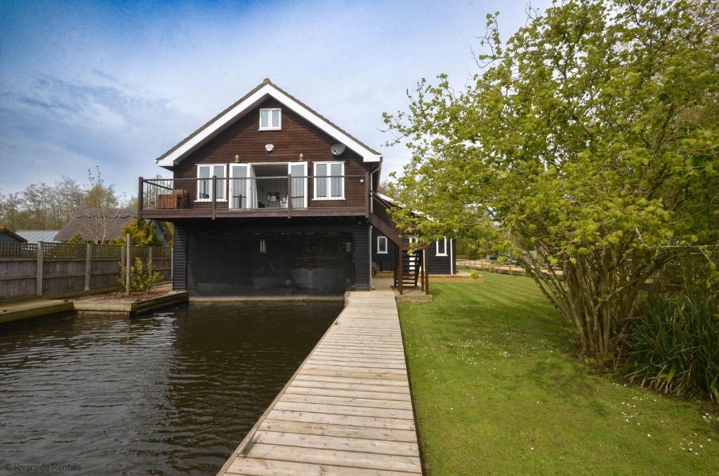 ホーニングにあるThe Boat House - Holiday Home in Horning on the Norfolk Broadsの水上の家
