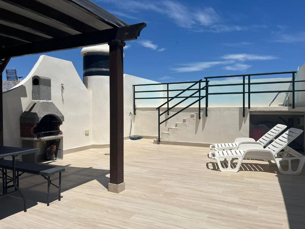 A balcony or terrace at Ático dúplex con piscina privada en Vera Playa