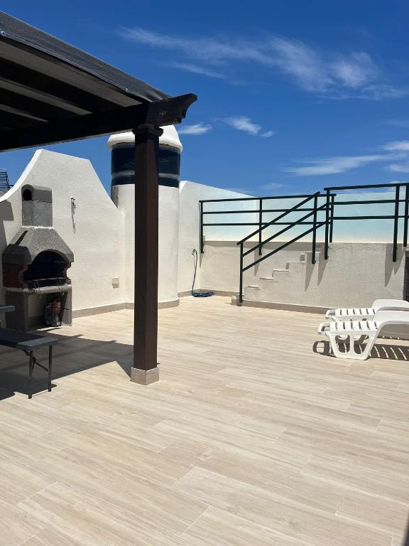 A balcony or terrace at Ático dúplex con piscina privada en Vera Playa