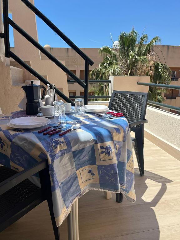 A balcony or terrace at Ático dúplex con piscina privada en Vera Playa