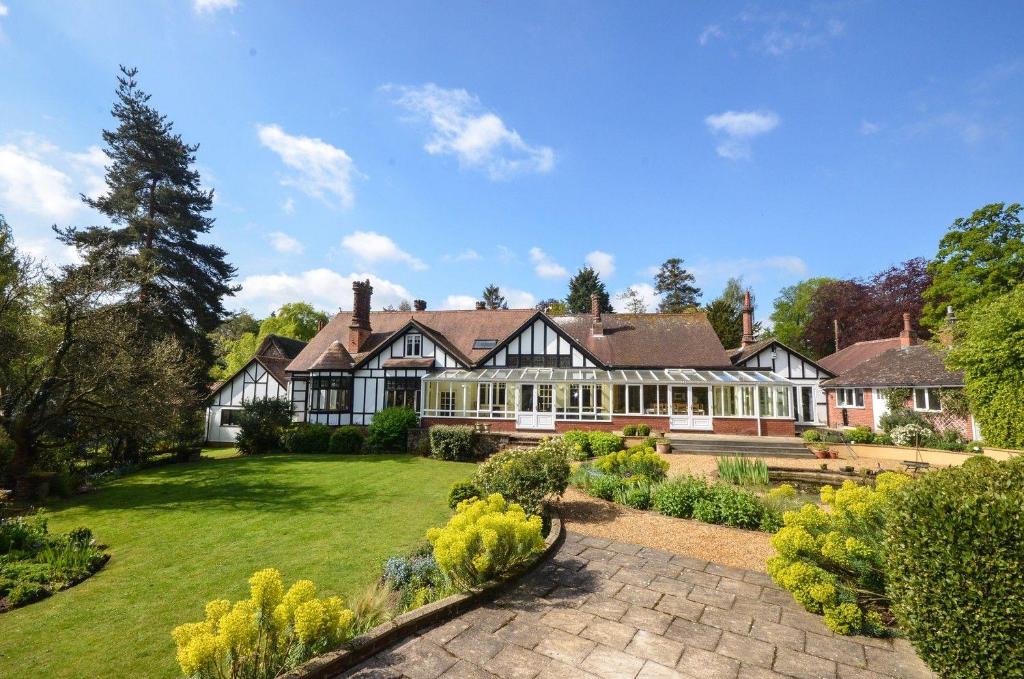 una vista esterna di una grande casa con giardino di The Sheriff House - Beautiful large property in Wroxham, perfect for family holidays a Wroxham