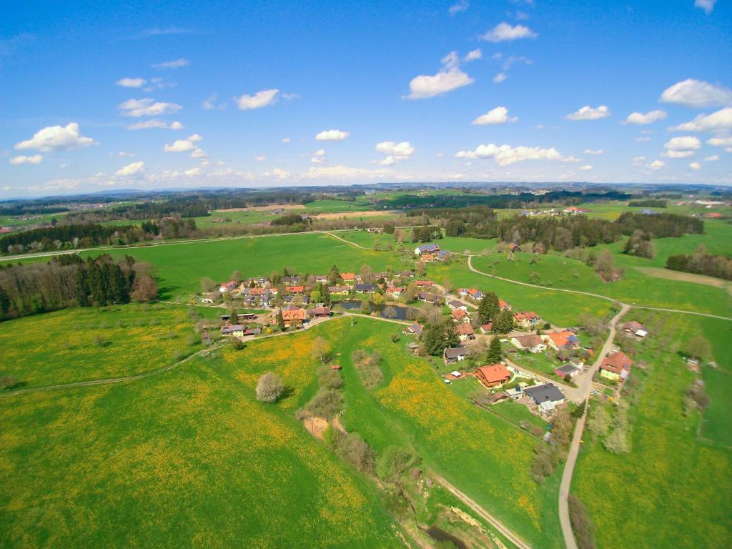 een luchtzicht op een dorp in een groen veld bij Ferienhaus Alpenpanorama Chalet in Mollenberg