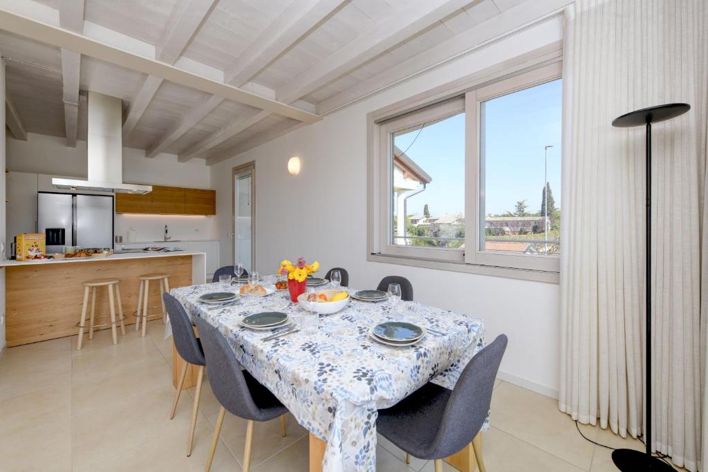 Η κουζίνα ή μικρή κουζίνα στο Caesar Sirmione Luxury Apartment M14
