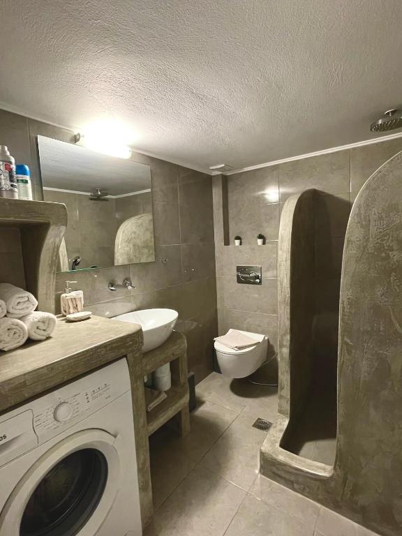 A bathroom at Emanouela's apartment in the center of Adamas