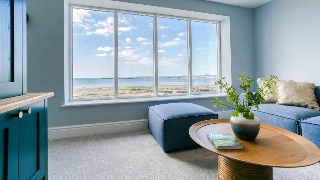 un salon avec une table et une fenêtre dans l'établissement 3 Beach Terrace, à Rhosneigr