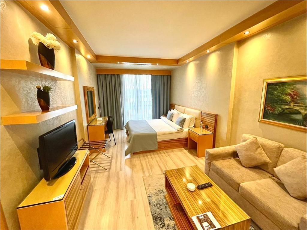TV a/nebo společenská místnost v ubytování Imperial Suites Hotel