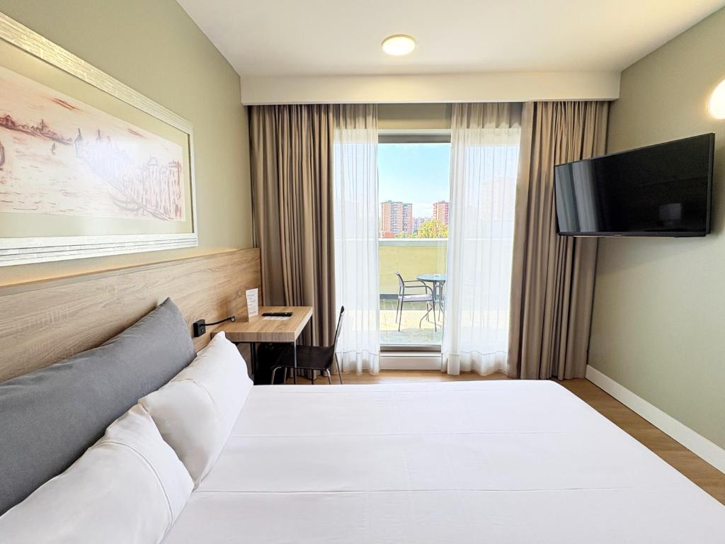 Posteľ alebo postele v izbe v ubytovaní Eurohotel Barcelona Granvia Fira