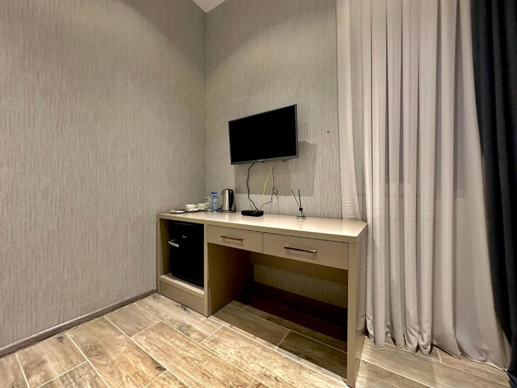 TV a/nebo společenská místnost v ubytování Emerald Hotel