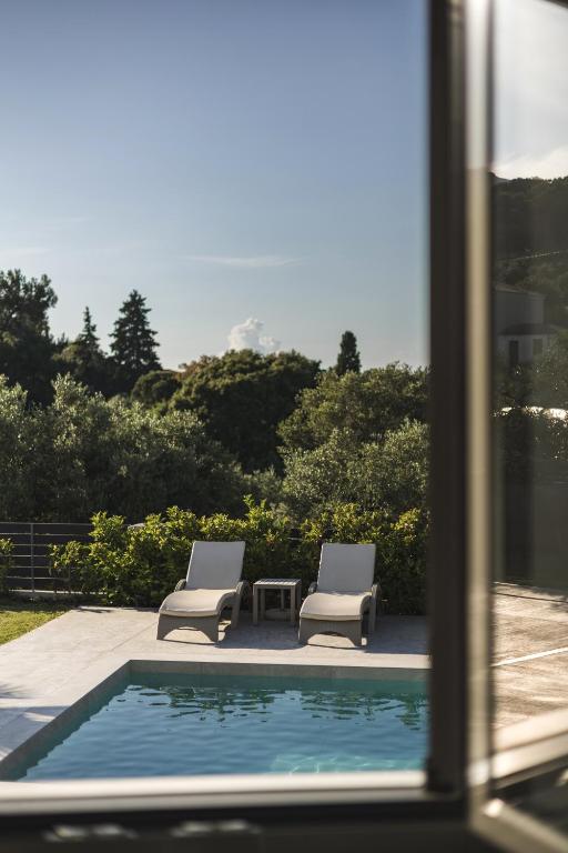 Der Swimmingpool an oder in der Nähe von Binios Villa - private pool, walking distance from the Beach