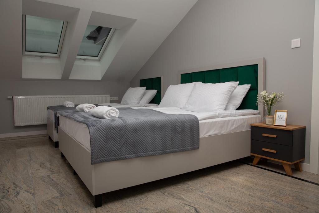 Postel nebo postele na pokoji v ubytování Wisteria Hotel