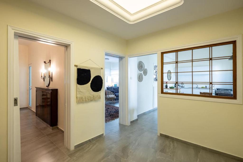 Fotografie z fotogalerie ubytování Eclectic Dreams Rabin Square Apt with Shelter by Sea N' Rent v destinaci Tel Aviv