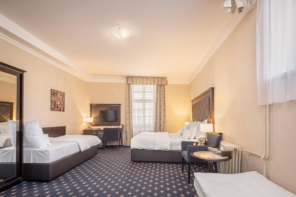 Postel nebo postele na pokoji v ubytování Pytloun Old Armoury Hotel Prague, Stará Zbrojnice