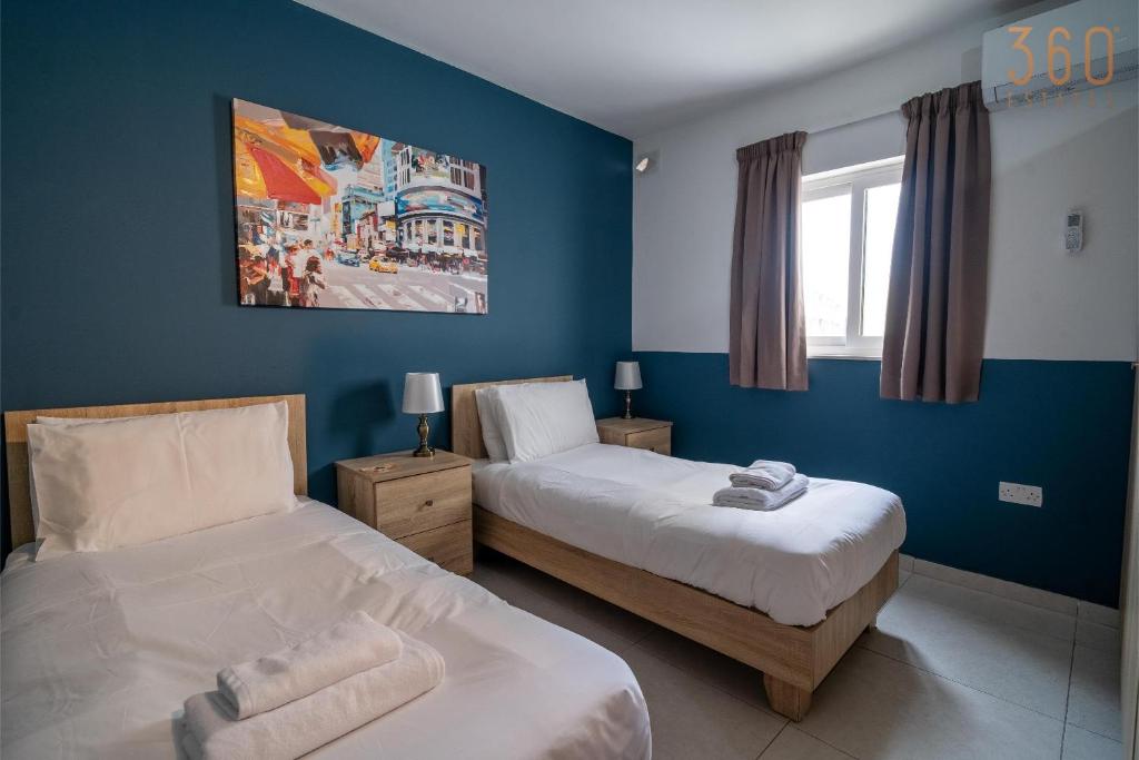 Postel nebo postele na pokoji v ubytování Spacious 4BR,4BATH with AC, Balcony, WIFI & Terrace by 360 Estates