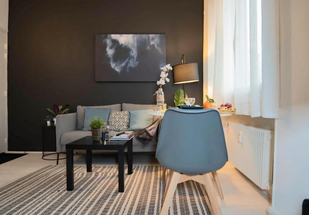 un salon avec un canapé et une table dans l'établissement Le Studio Cosy Partdieu Villette, à Villeurbanne