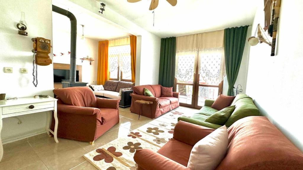Predel za sedenje v nastanitvi Lily Guest House with Amazing View House with Garden