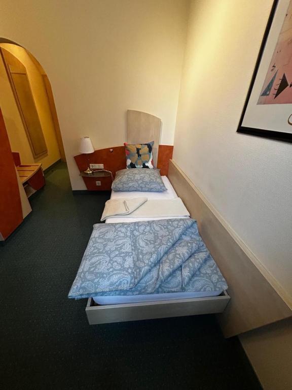Postel nebo postele na pokoji v ubytování Fränkischer Hof Hotel Garni