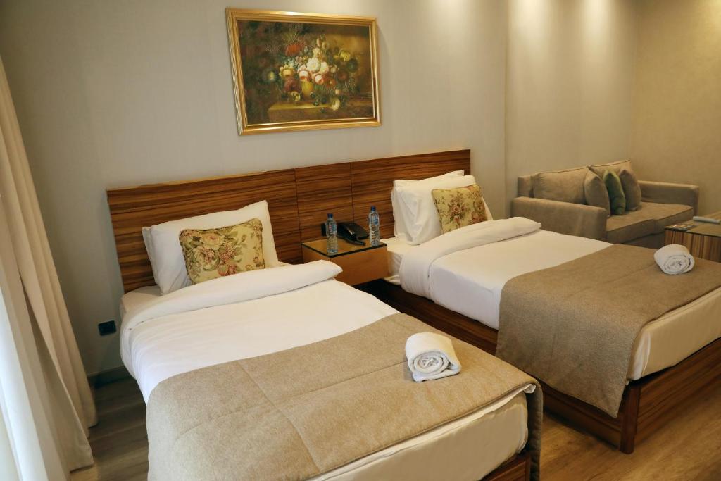 Postel nebo postele na pokoji v ubytování Imperial Suites Hotel