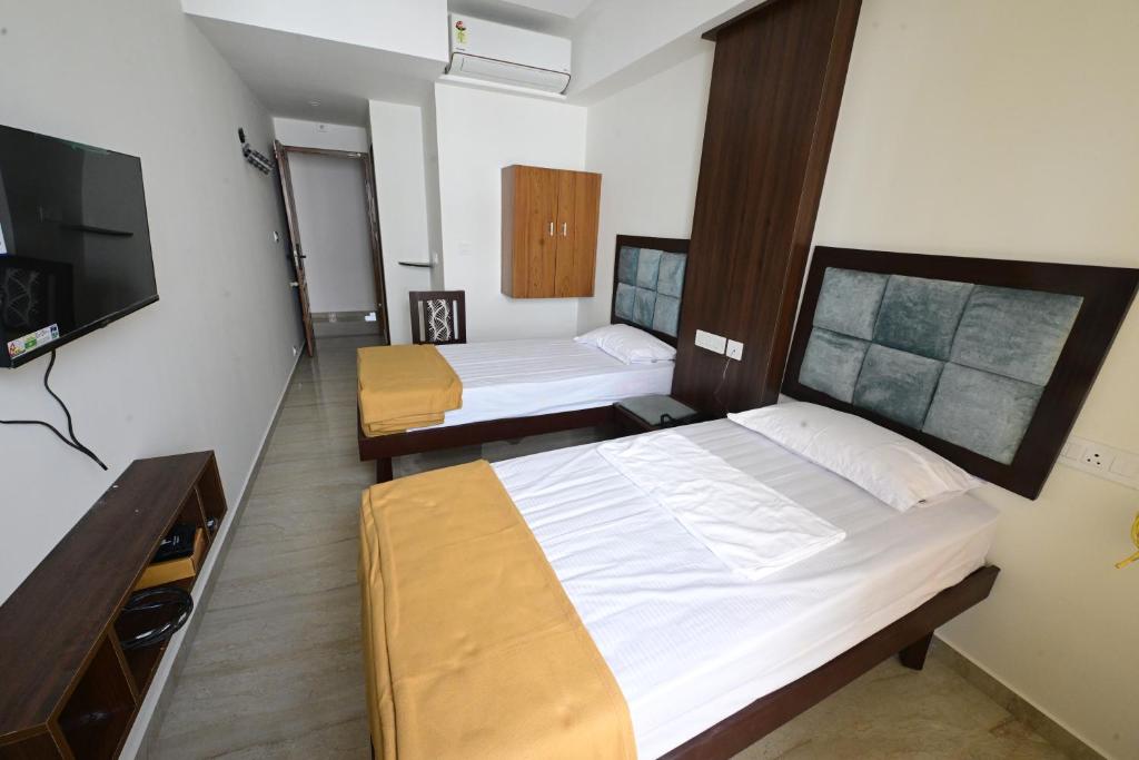 Postel nebo postele na pokoji v ubytování Apex Residency Inn