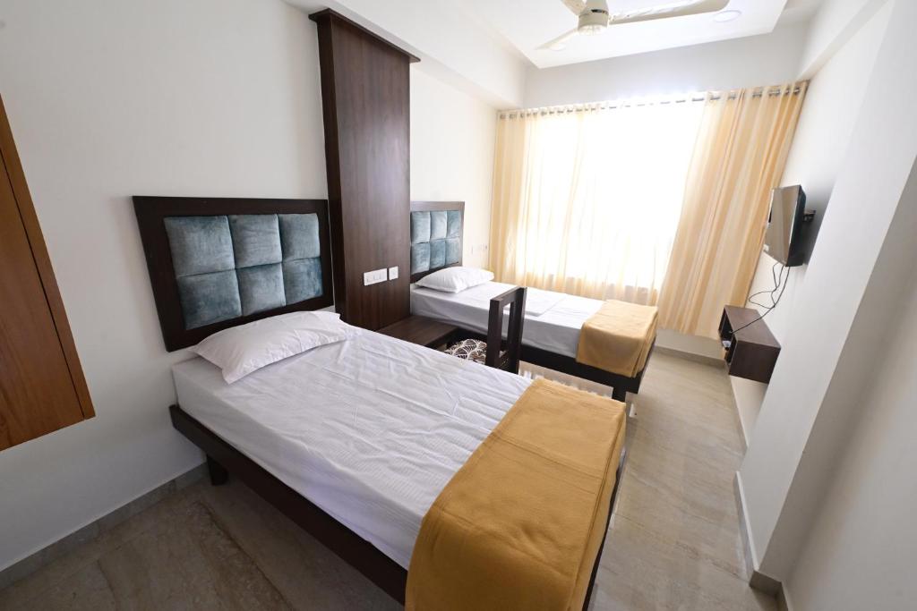 Postel nebo postele na pokoji v ubytování Apex Residency Inn