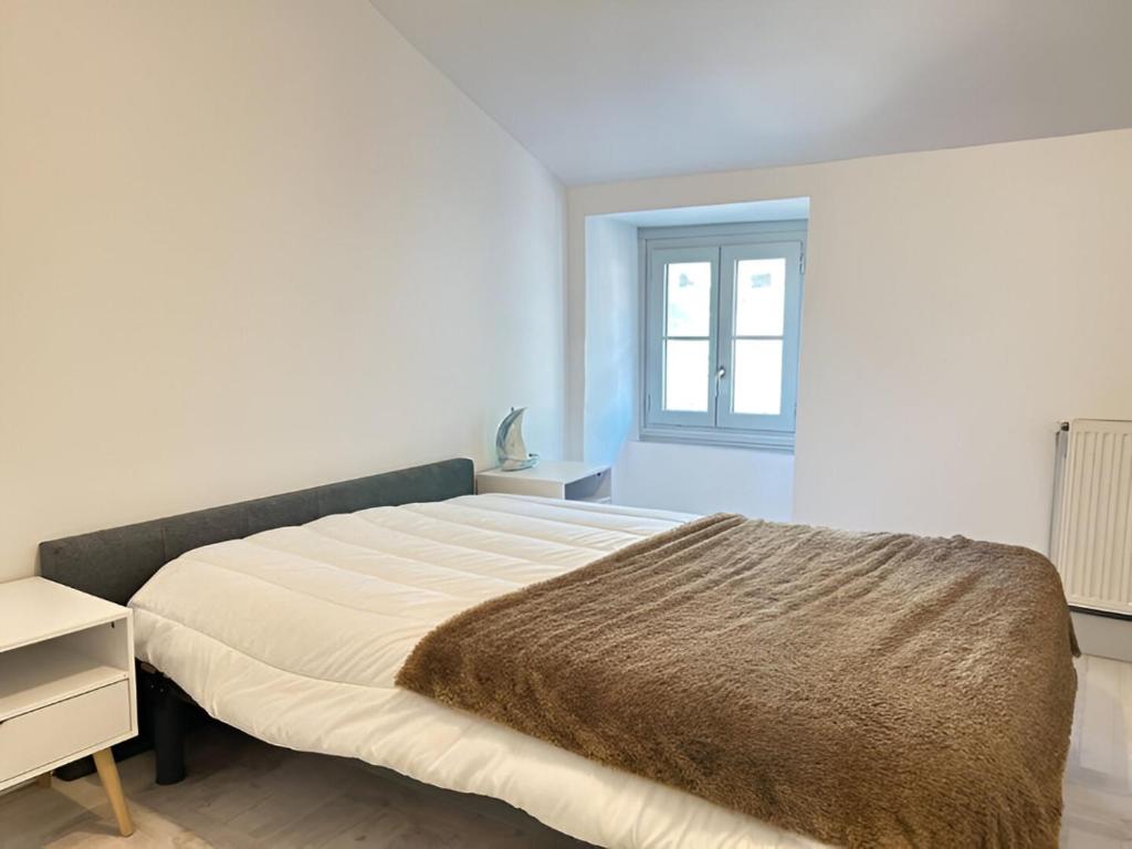 une chambre avec un grand lit et une fenêtre dans l'établissement Chambre 2 personnes FLIP Parthenay - Maison avec 2 chb - 1 sde partagée, à Parthenay