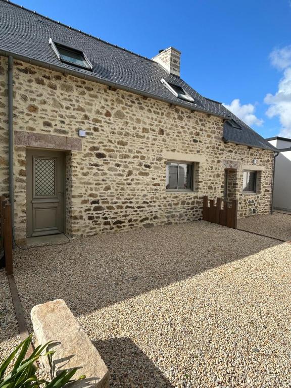 un bâtiment en briques avec un parking en face de celui-ci dans l'établissement la maison Albanaise, à Saint-Alban