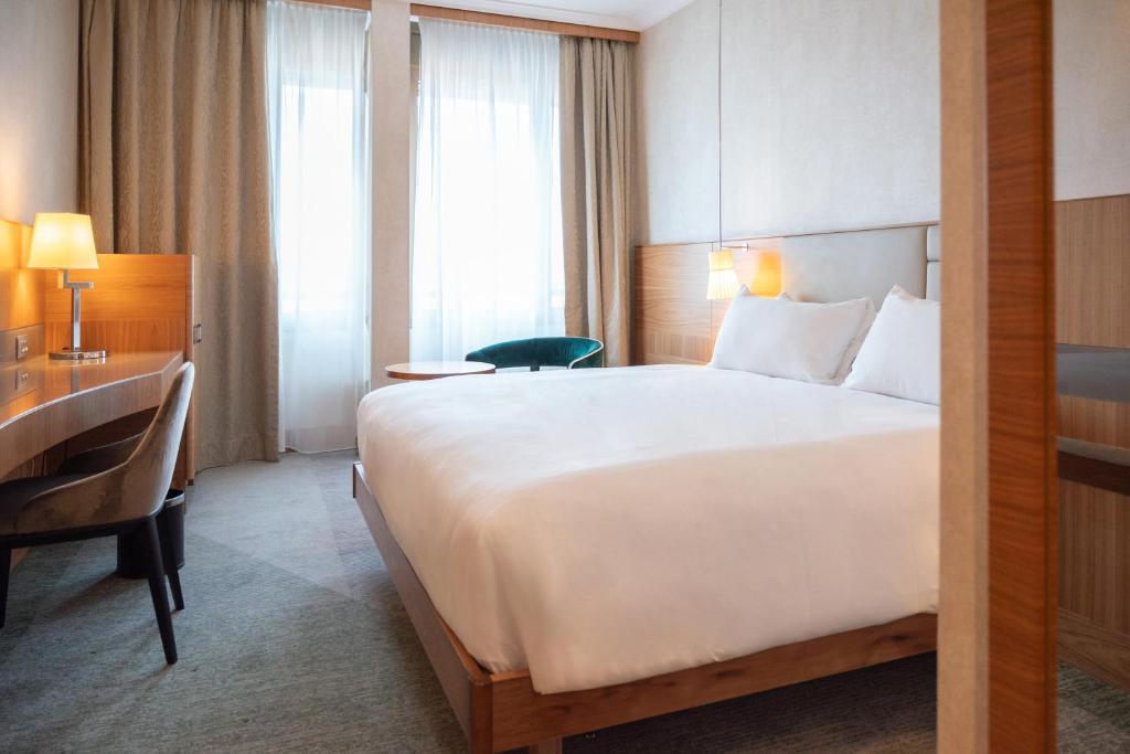 Postel nebo postele na pokoji v ubytování Hilton Milan
