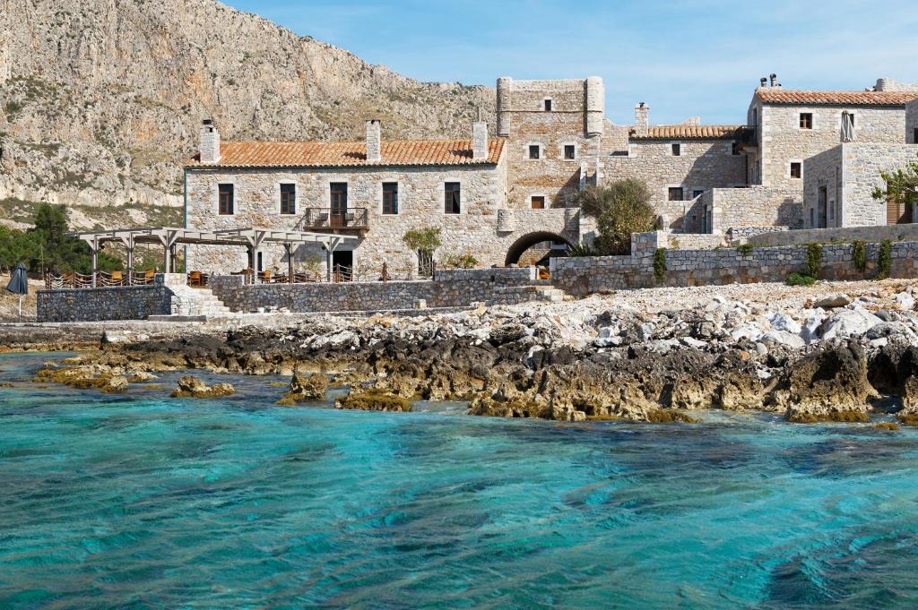 un grupo de edificios junto a un río en Kyrimai Hotel en Gerolimenas